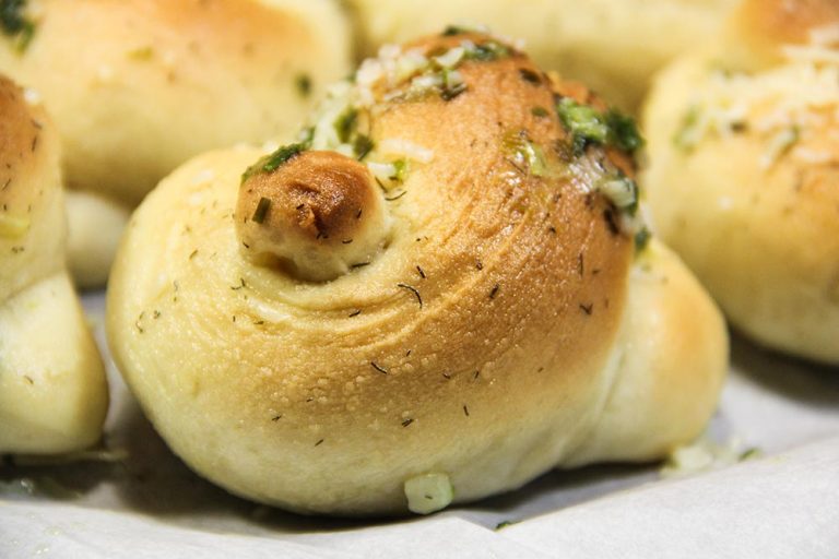 Fresh Baked Garlic Knots Recipe